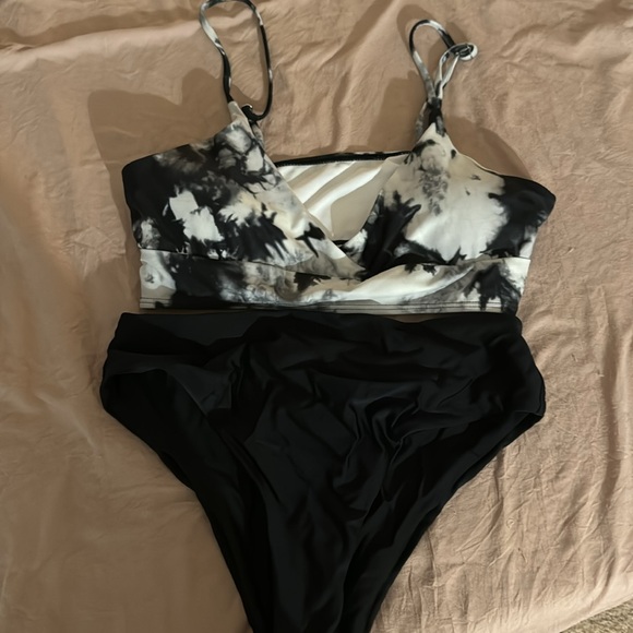 Shein Black and White Tie Dye Bikini - Picture 3 of 3